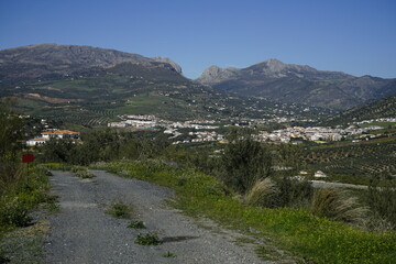 Fototapeta na wymiar Paisaje de la Axarquía desde un punto cercano al embalse de La Viñuela, mirando hacia la Sierra de Alhama y el Puerto de Zafarraya.