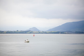 Fototapeta na wymiar Embarcación de recreo cerca del puerto de Santander (Cantabria)