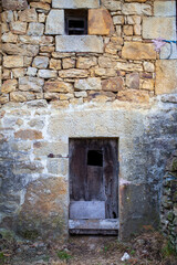 Fachada de casa de piedra antigua en Cantabria, España