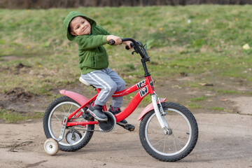 Obraz premium The boy rides a bicycle 