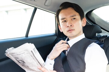 車で過ごすビジネスマン