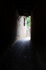 Pasaje oscuro en Santillana del Mar, Cantabria (España)