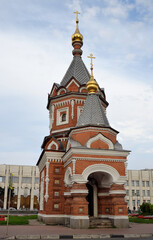 Fototapeta na wymiar Chapel of Alexander Nevsky 19th century and fountain in historic center, Yaroslavl, Russia