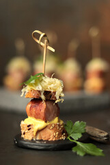 Fingerfood mit W&uuml;rstchen im Speckmantel, Sauerkraut und Brot