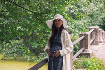 Obraz premium Young asian pregnant woman in white hat