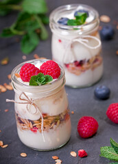 jogurt z jagodami i maliną i miętą