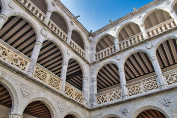 Obraz premium Galerías de estilo renacentistas en el claustro del palacio Santa Cruz de Valladolid