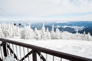 Zimowy widok stok narciarski sceneria Polska 