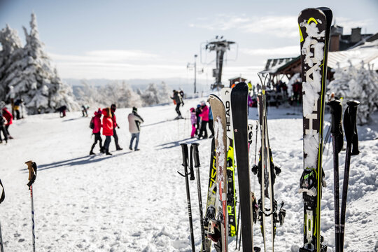 Narty na stoku zimowa sceneria Polska zima 