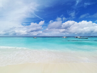 Fototapeta na wymiar Turquoise water and white sand in the Maldives (Thulhagiri Island)