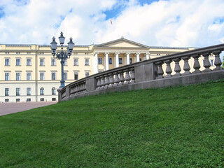 Obraz premium Royal Palace with a picturesque park is considered the city center, Oslo, Norway