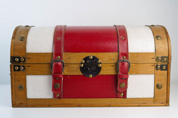 Un baul rojo y blanco de madera para guardar objetos