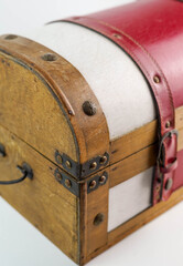 Un baul rojo y blanco de madera para guardar objetos