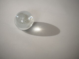 光を透過するビー玉