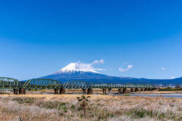 【静岡県】富士川から見る、冠雪した富士山