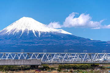 【静岡県】富士川から見る、冠雪した富士山