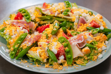 ミモザサラダ 色鮮やかなえんどう豆とトマトに生ハムとチーズ 