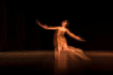 The abstract movement of the dance © Edson Campolina