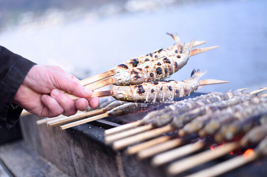 Steckerlfische - eine gegrillte Fischspezialit&auml;t im Salzkammergut, &Ouml;sterreich, Europa - Stick fish - a grilled fish specialty in the Salzkammergut, Austria, Europe