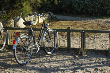 Fototapeta na wymiar Bicyclette a l'entrée d'une plage
