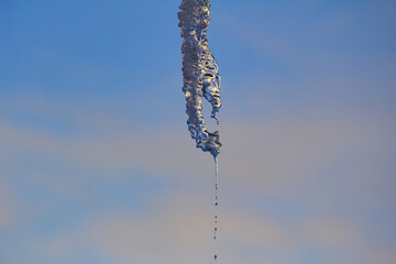 stalactite avec eau qui tombe