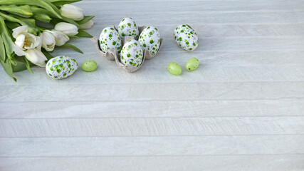 Osterhintergrund: Grüne Ostereier mit Tulpen