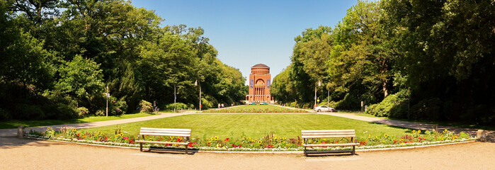 Hamburg Stadtpark im Sommer mit Blick auf das Planetarium - Public Building
