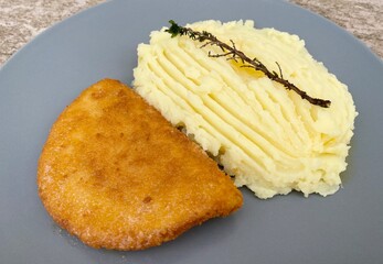 cordon bleu pané et purée maison ,repas