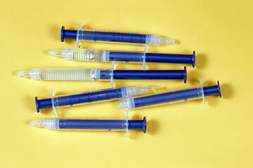 Fototapeta premium Plastic syringes full and empty