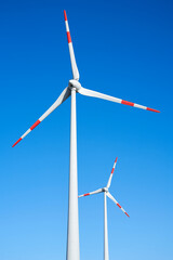 zwei Windkraftanlagen im Industriegebiet im Norden der Stadt Magdeburg