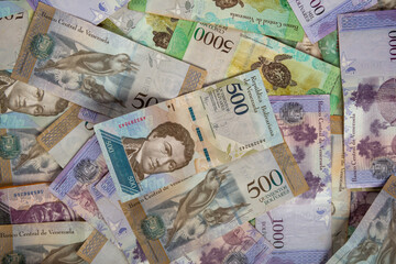 montones de dinero venezolano a la vista superior uno encima del otro con números de 500 y 1000...