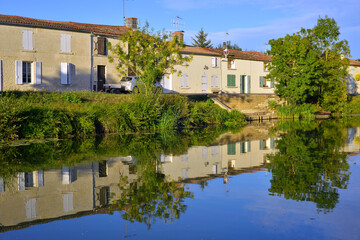 Fototapeta na wymiar Damvix (85420) se reflète dans la Sèvre Nortaise, département de Vendée en région Pays de la Loire, France