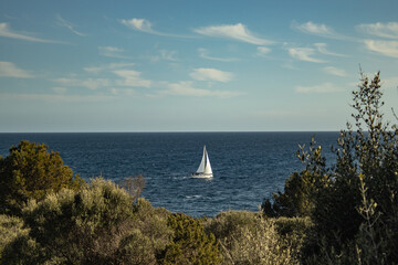 velero navegando en solitario por la costa de mallorca