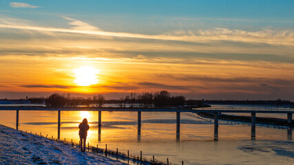 Obraz premium Sunset landscape with frozen floodplains in The Netherlands