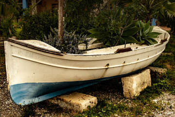 pequeña barca antigua usada como jardinera
