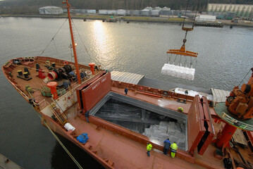 Fototapeta na wymiar Port de Rouen, chargement de farine à bord d'un cargo