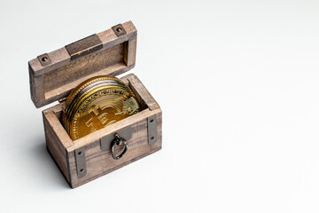 Baú de tesouro pirata com criptomoedas de ouro e prata Bitcoin isolados em fundo branco. Lado esquerdo da tela.