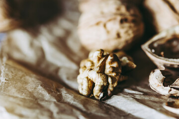 Cerneaux de noix et coquilles de noix posés sur la table de la cuisine - Ouvrir les noix fraîches
