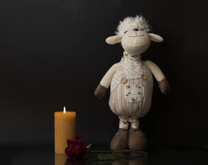 maskotka owieczka ze świeczką i różą