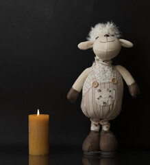 owieczka maskotka ze świeczką 