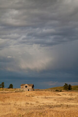 Obraz premium USA, Washington. Thunderstorm over abandoned farmhouse.