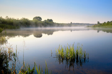 Fototapeta na wymiar Morning on the river.