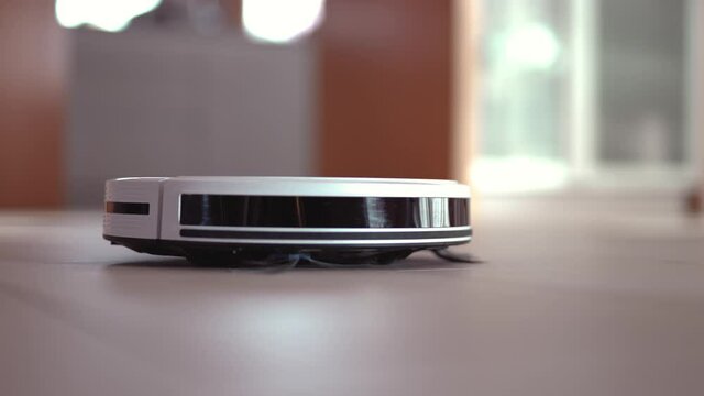Staubsaugroboter saugt den Haushalt im Apartment / Haus und reinigt den Boden. 4K 120 FPS 10 Bit 4:2:2
