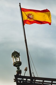 Linterna de popa y bandera del reino de Espa&ntilde;a. Celebraci&oacute;n d&iacute;a de la hispanidad