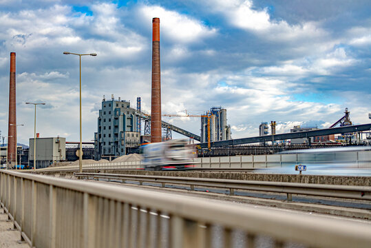 Industrieanlage wird mit Produktionsg&uuml;ter f&uuml;r die Stahlherstellung beliefert