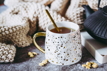 Tasse avec une infusion relaxante à la verveine et camomille