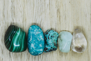 Pierres naturelles semi précieuses sur un fond en bois - Malachite azurite turquoise aventurine...