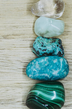 Pierres naturelles semi précieuses sur un fond en bois - Malachite azurite turquoise aventurine cristal de roche