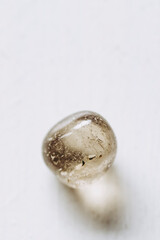 Pierre polie quartz fumé sur un fond blanc