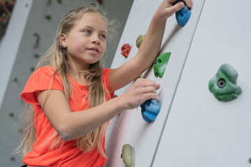 Hübsche, nette, freudliche Jungen und Mädchen beim Klettern, Bouldern. Die Kinder, 8 bis 12 Jahre...